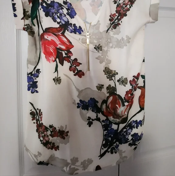 Express V Neck Floral Gramercy Tee, Small (EUC) - Picture 2 of 6